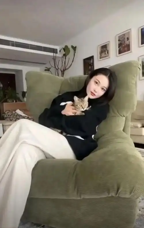 张馨予晒广东别墅生活军官老公何捷抱猫出镜恩爱模样惹人羡慕