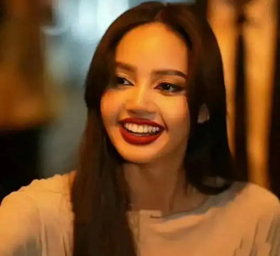 10月5日lisa真的刚直接晒出疯马秀内场舞台照