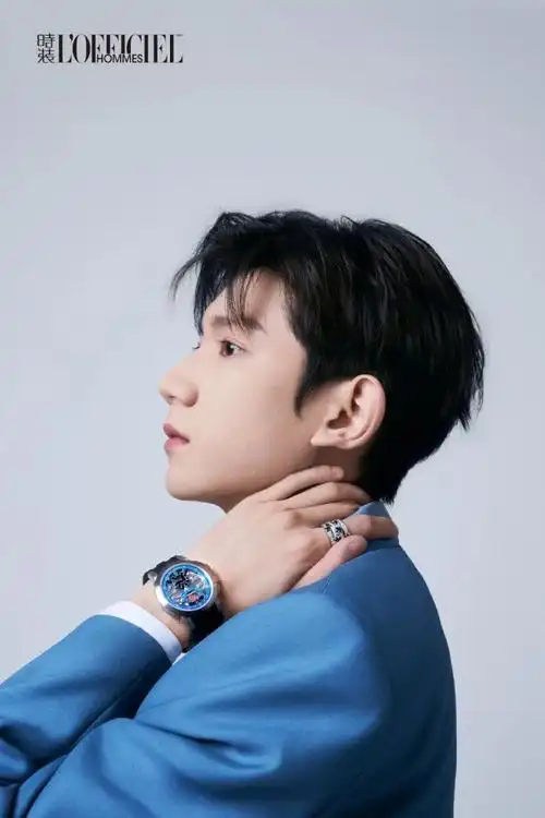 王源时装男士2021年闭年刊镜中之境大片少年感十足