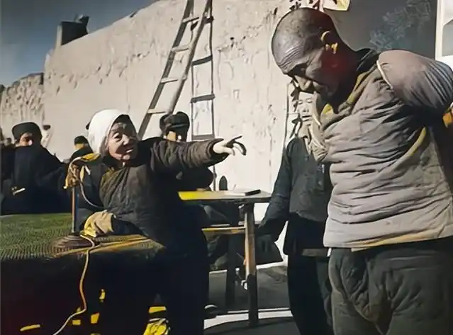 一组1951年真实斗地主场景的老照片!