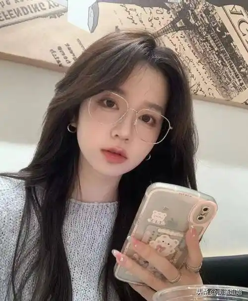 眼镜框>>>适合搭配反光镜片银色的眼镜框自带一种高冷和禁欲的气质