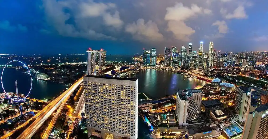 15平方公里,新加坡面积724.4平方公里.