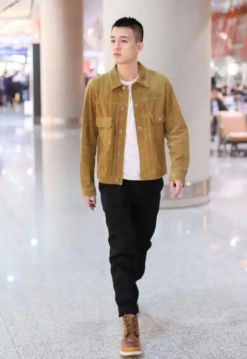 欧豪这身搭配挺令人上头,工装夹克上身复古有型,太适合秋季选择_驼色