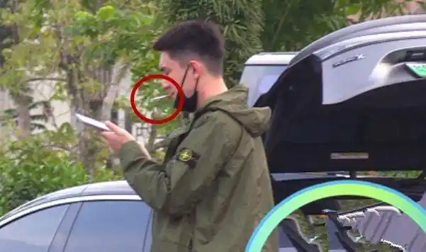 从机场走出后,林更新来到吸烟处一边抽烟一边聊着微信.