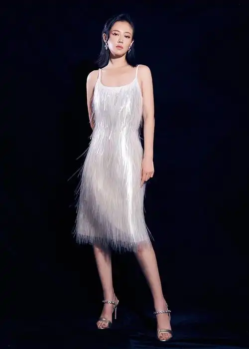 "高贵妃"谭卓穿流苏裙优雅秀身材 光影交错间凸显眼神魅力