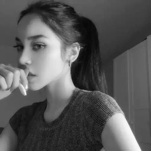 女人黑白头像高冷魅惑温柔本身天使吻过的女孩