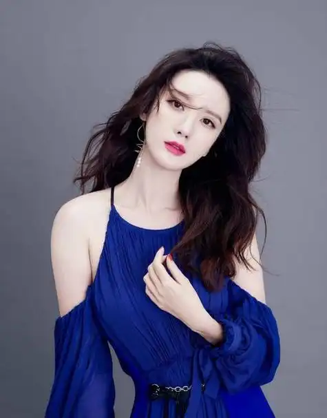 张萌写真赏:大气实在,性感魅力无限!_镜头_人们_女神