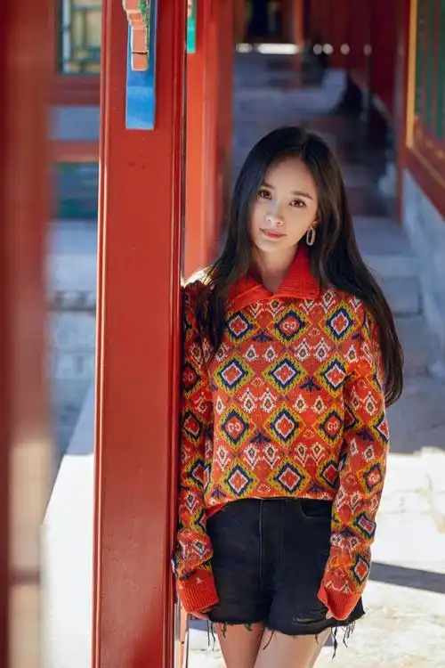 杨幂身穿复古毛衣,红墙黄瓦掩映下更显温暖,毛衣配短裤不冷吗?