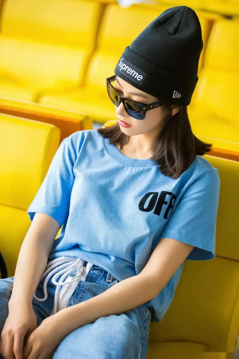 宋茜现身机场,色彩感极强的潮t搭配上牛仔长裤,灵动活泼,少女感爆棚