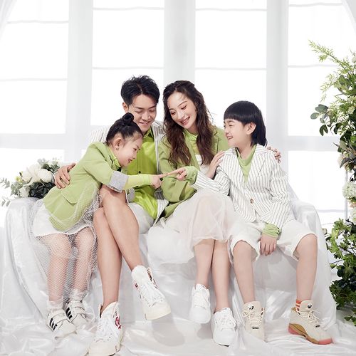 写真拍照艺术全家福四口新款一家服装摄影儿童亲子装