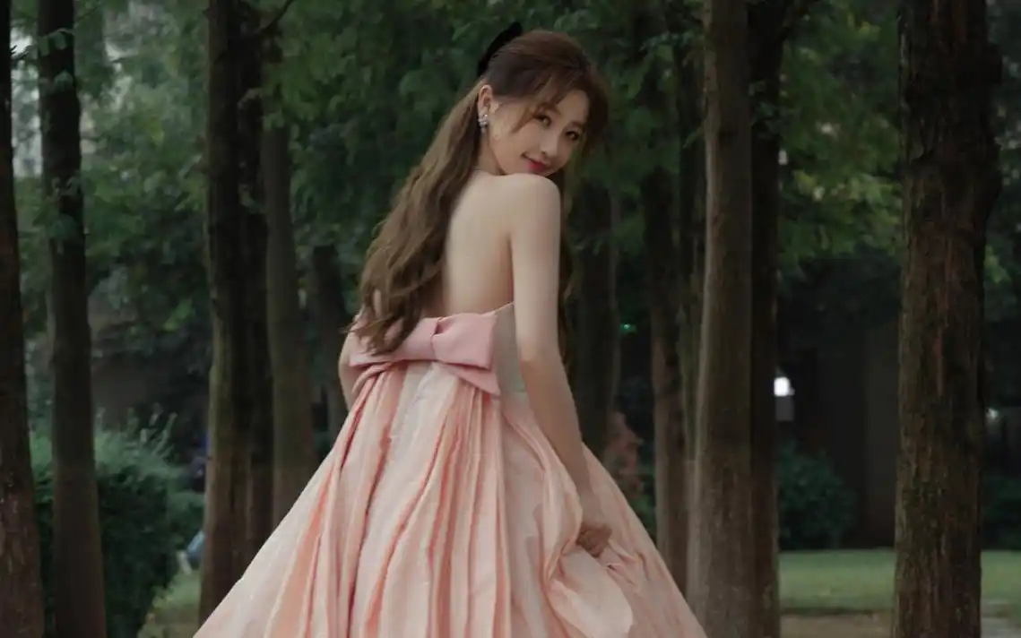 虞书欣露肩露背裙图片-美女壁纸-高清美女图片-第10图-娟娟壁纸