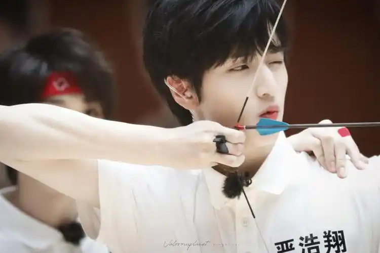 1 / 9 严浩翔夏日运动会室内饭拍单手射箭,拍拍乐,下半场的箱子过于