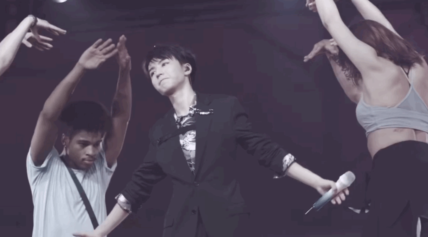 王俊凯比心动图