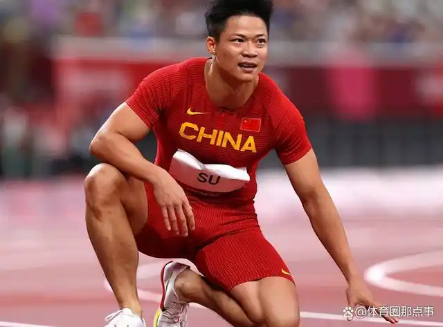 霸气!苏炳添0.01秒力压日本选手,赛季首冠,看台上五星红旗闪耀