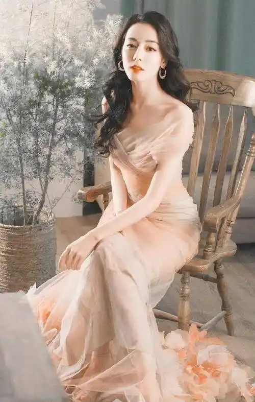 原创原创29岁迪丽热巴身着墨绿色长裙出席活动雪白肌肤如羊脂腰细得