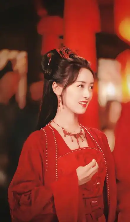 袁冰妍此前有不少令人惊艳的红衣造型,这次在《落花时节又逢君》里她