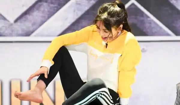 同是玩指压板baby从不穿袜子看到宋雨琦的脚暴露人品