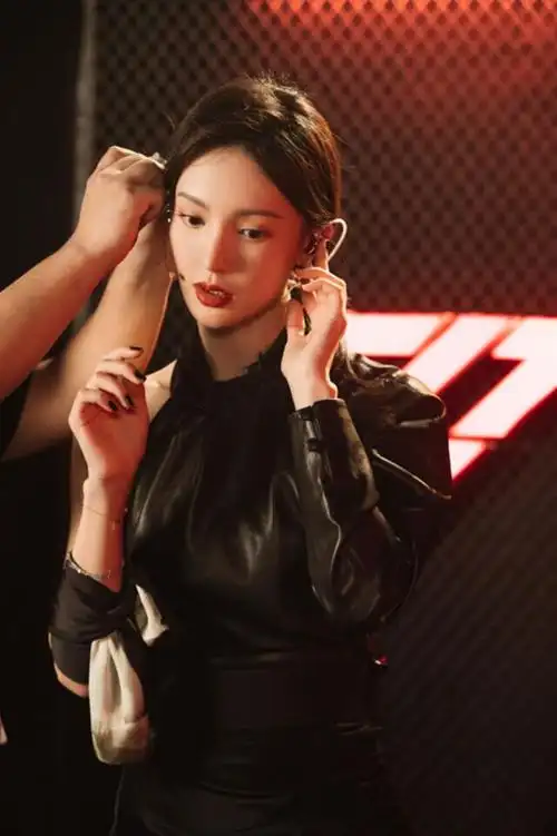 乘风破浪的姐姐首期开播金晨舞台首秀获十分肯定