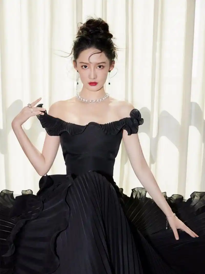李沁活动穿搭 李沁优雅亮相施华洛世奇幻影奇境全球首展开幕盛典