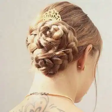 发型|欧美风麻花辫盘发,打造春季浪漫宫廷风
