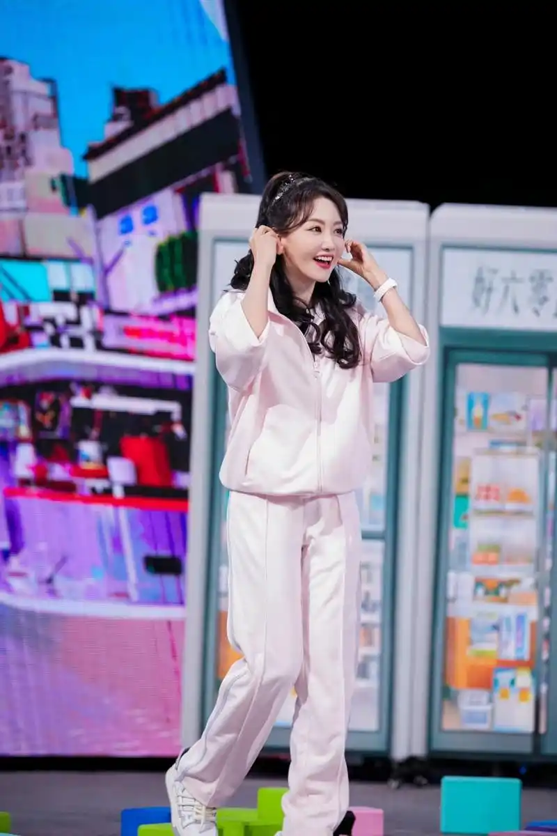 明星# #杨蓉#  杨蓉一身粉色运动装,好甜好休闲.