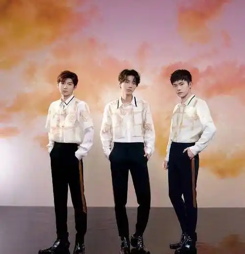 原创三小只合唱王源调皮千玺憔悴看到王俊凯现状小螃蟹心疼了