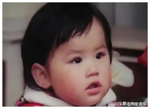 网易首页>网易号>正文申请入驻> 小时候的黄圣依,像个假小子,完全看不