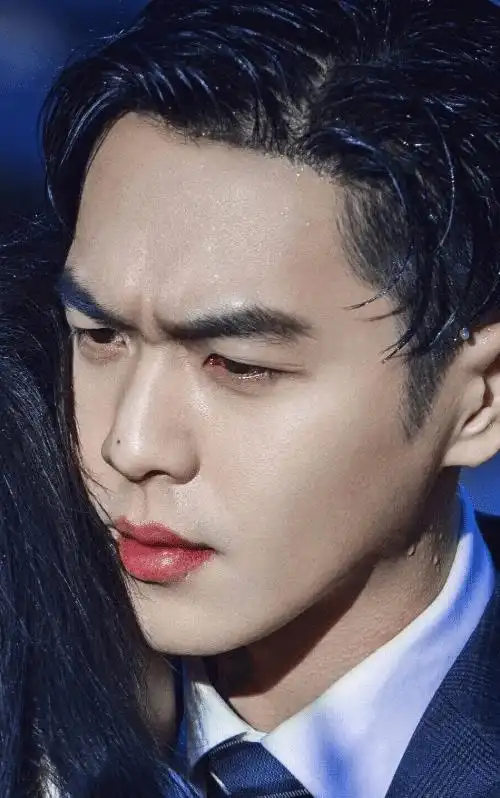 原创迪丽热巴泪痣,蔡徐坤脸颊痣,张若昀鼻尖痣,看到易烊千玺:神来之笔