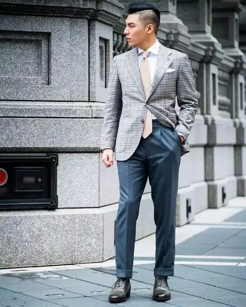 写的文章关于怎么穿西装也写的很细,街拍穿搭示范更是每天在更新