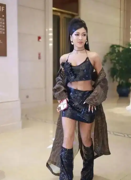 吉克隽逸性感近照曝光!大秀马甲线,和10年前比白了好几个度