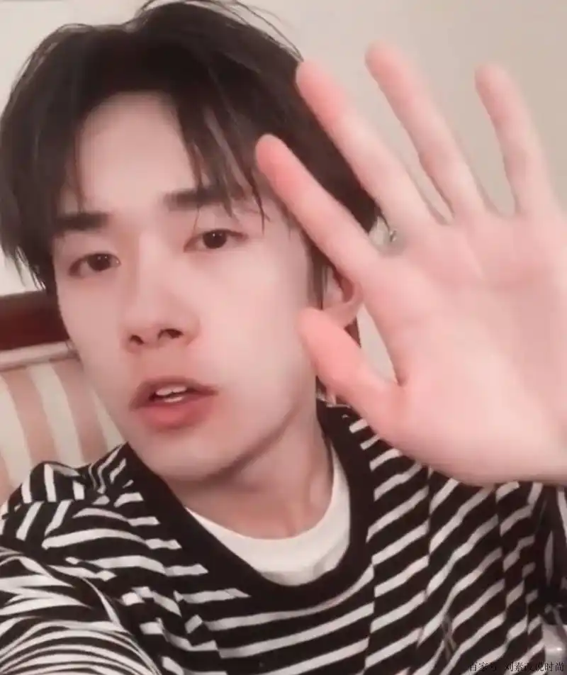 易烊千玺晒男友视角自拍,穿条纹衫素颜出镜,网友:颜值太逆天!