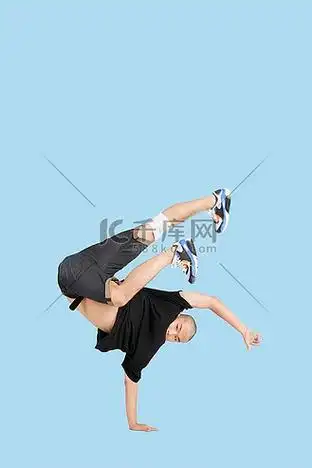 男霹雳舞演员在蓝色背景上表演倒立卡通动漫人物人物活动