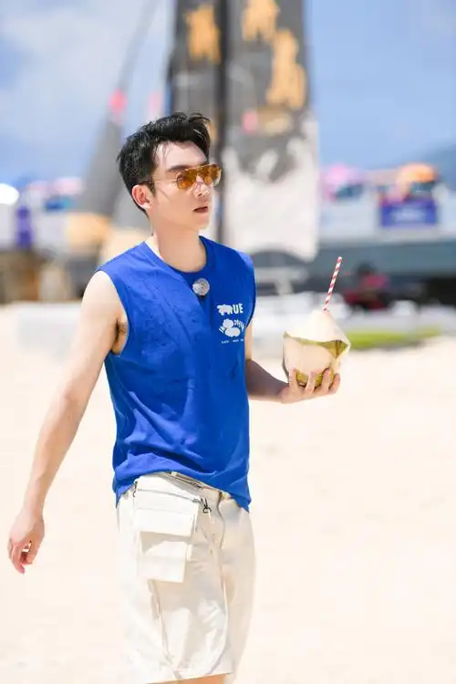 郑恺超话夏日炎炎,需要一枚酷爽的沙滩帅哥来降降暑9215带来满屏