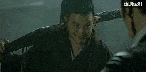 《绣春刀》里的丁修,世俗爱财,又痞又匪,没有大善心却也不是大恶人.