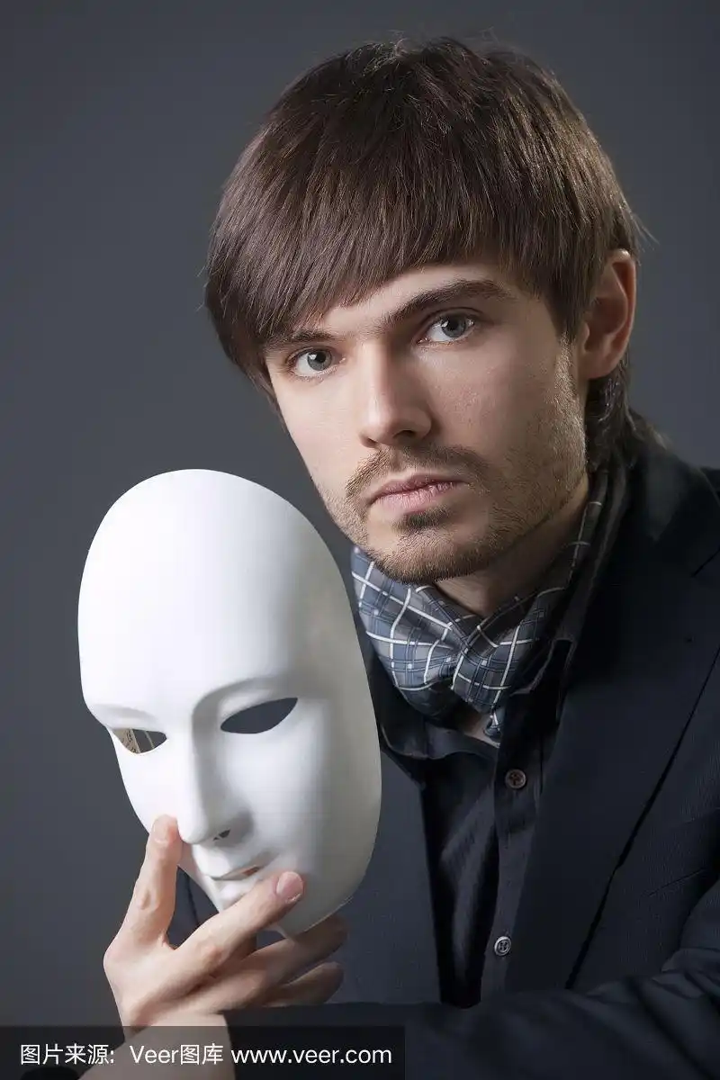 戴着白色面具的悲伤男人