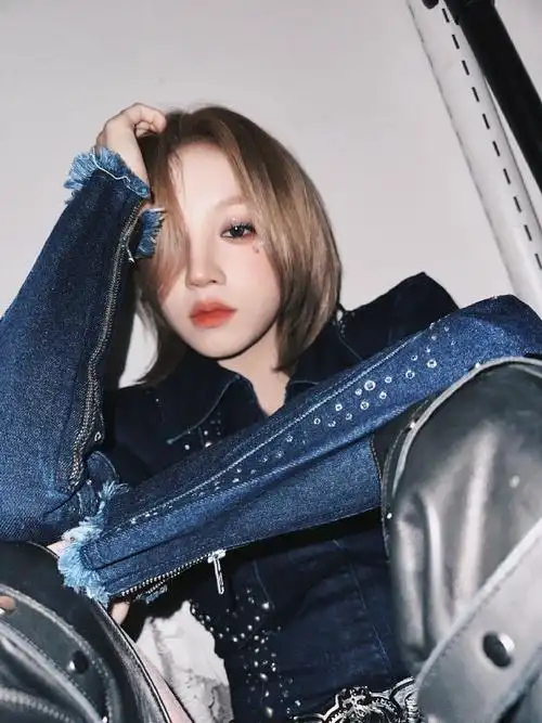 宋雨琦连体牛仔衣##又被宋雨琦帅到了