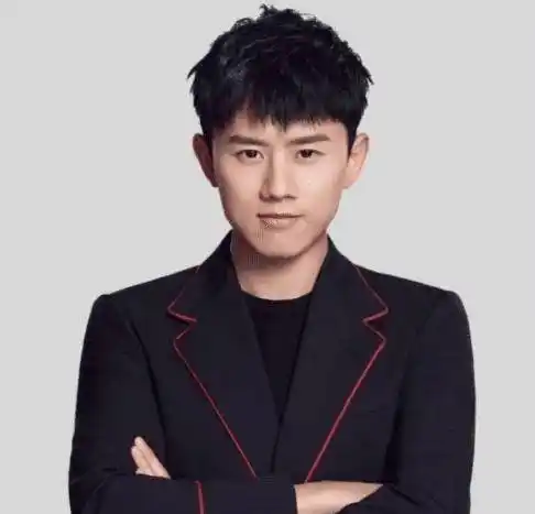 这真的是20岁的脸?_显得_发型_一身