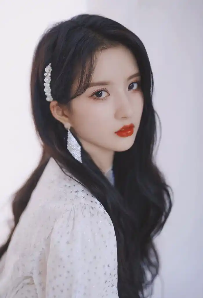 刘些宁:青春靓丽,貌美如花