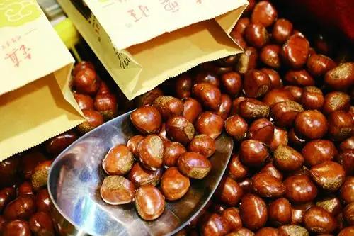 新鲜出炉的糖炒栗子.