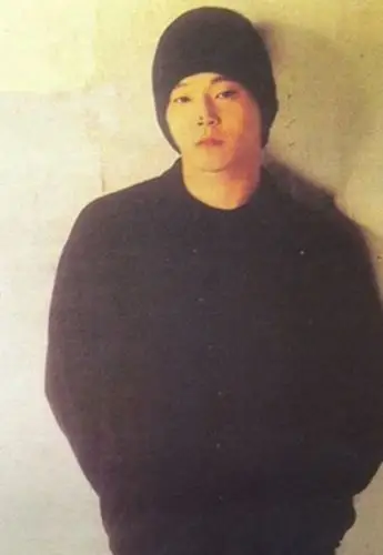 窦唯曝骑电动车近照 身材发福略秃顶