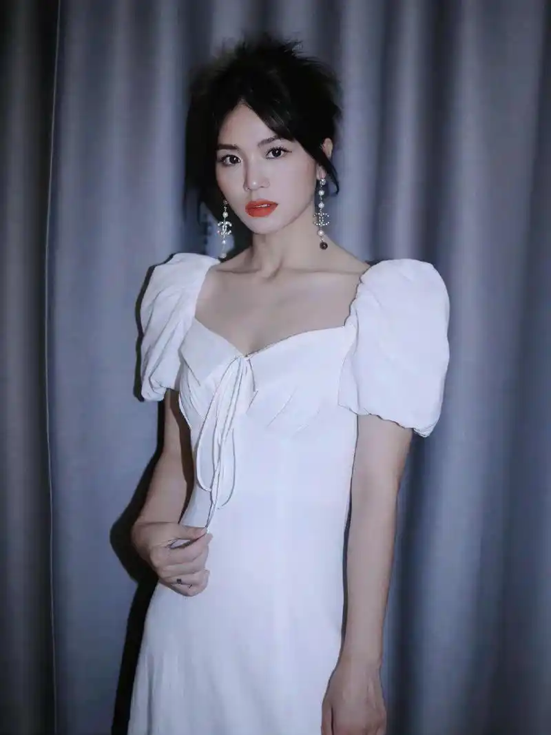 黄英穿白色泡泡裙优雅知性