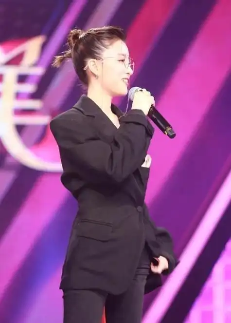 在比赛中,张碧晨选择了中韩文混搭,而李嘉格则未能胜出,只能遗憾地