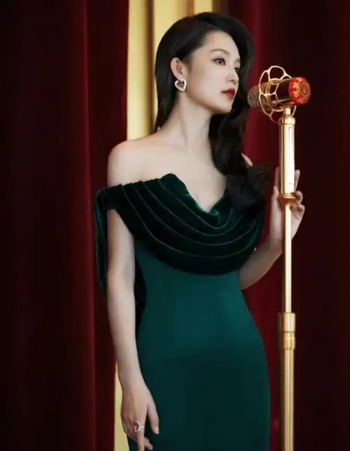 李沁绿色丝绒礼服裙露肩设计太抢镜小个子女生也能够这么高挑
