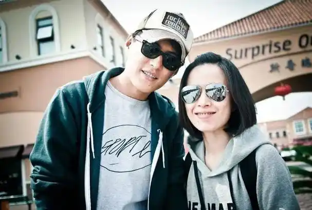 靳东参加两会他身份好厉害穿蓝色西装帅气儒雅领导范儿十足