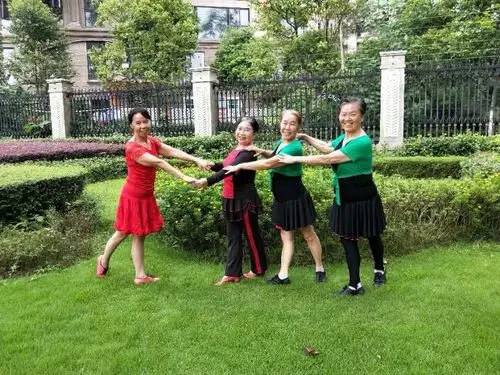 热爱拉丁舞的姐妹们,人生十年弹指一挥间,十年的坚持不易,您们的执着