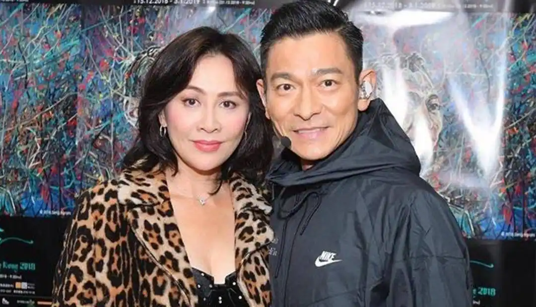 六场演唱会,六位女明星合影,刘德华拍照时手怎么放很讲究!