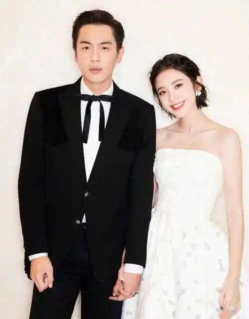 张若昀唐艺昕夫妇牵手约会超甜,两人全程十指紧扣,手就没分开过_丈夫