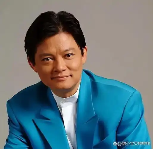 知名歌唱家莫华伦二婚,小30岁妻子爱晒身材,穿超短裙差点走光