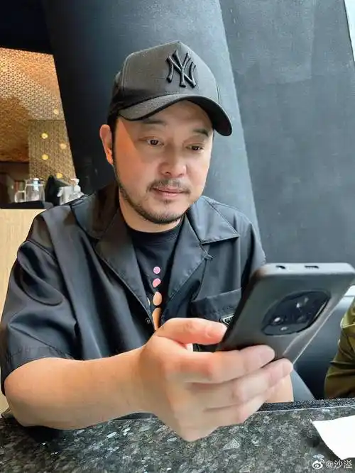 沙溢520表白妻儿,和胡可自拍秀恩爱好幸福,安吉小鱼儿越来越像_老婆_