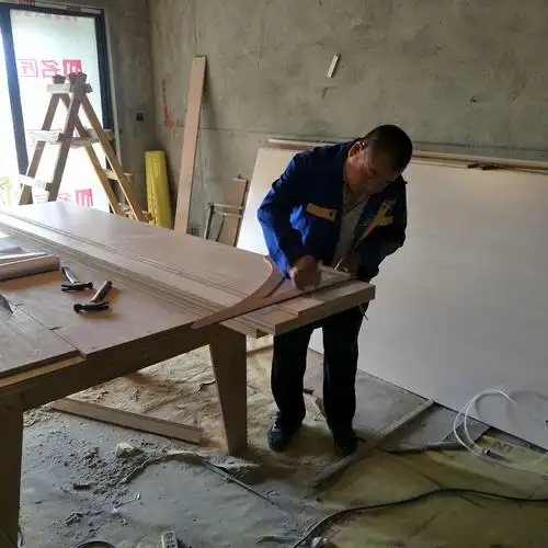 木工现场制作仔细专注